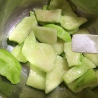 凉拌西瓜皮的做法图解1
