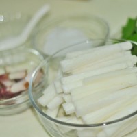 腊肉焖萝卜的做法图解1