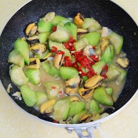 解密舌尖美味#相逢#--贻贝炒丝瓜的做法图解7