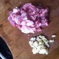 平菇炒肉的做法图解2