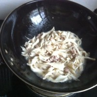 平菇炒肉的做法图解4