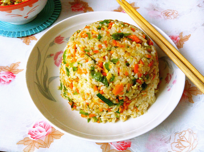 胡萝卜青椒炒饭的做法