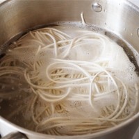 舌尖上的上海:酱油炒面的做法图解1