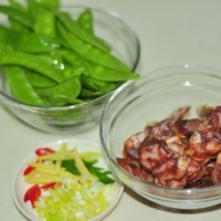 荷兰豆炒腊肠的做法图解1