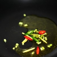 荷兰豆炒腊肠的做法图解2