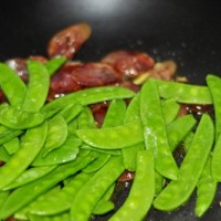 荷兰豆炒腊肠的做法图解4