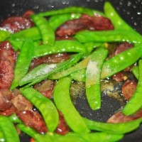 荷兰豆炒腊肠的做法图解6