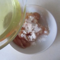红萝卜木耳炒鸡片 的做法图解2