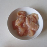 红萝卜木耳炒鸡片 的做法图解3