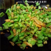 饭扫光:萝卜干炒四季豆的做法图解8