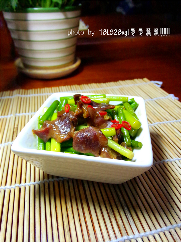 腊味也能小清新:蒜薹炒鸭胗的做法