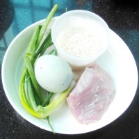 皮蛋瘦肉粥的做法图解1