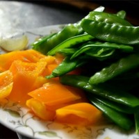 清炒荷兰豆的做法图解1