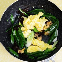 用心烹出春天味道----春葱蛤肉炒鸡蛋的做法图解6