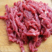 牛肉煸蒜苔的做法图解1