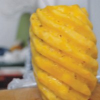 鲜榨菠萝汁的做法图解1