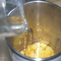 鲜榨菠萝汁的做法图解4