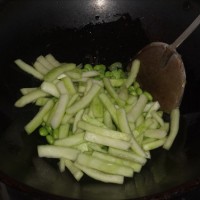 西瓜皮炒毛豆的做法图解3