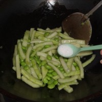 西瓜皮炒毛豆的做法图解4