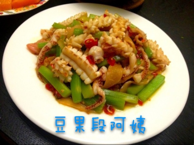 泡椒鱿鱼花的做法