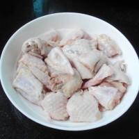 板栗鸡翅煲 的做法图解1