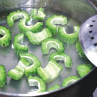 红枣蟹味菇鸡蛋伴苦瓜的做法图解2