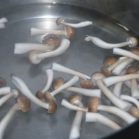 红枣蟹味菇鸡蛋伴苦瓜的做法图解3
