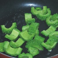 红枣蟹味菇鸡蛋伴苦瓜的做法图解6