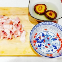 枸杞香菇蒸鸡腿的做法图解1