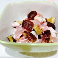 枸杞香菇蒸鸡腿的做法图解2