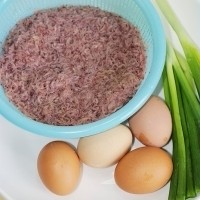 葱香蜢子虾鸡蛋饼---味道极鲜的袖珍虾的做法图解1
