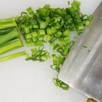 葱香蜢子虾鸡蛋饼---味道极鲜的袖珍虾的做法图解2
