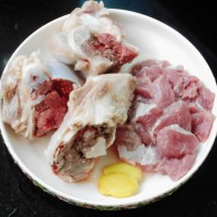鲜美清润--奶白菜筒骨汤的做法图解1