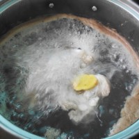 鲜美清润--奶白菜筒骨汤的做法图解3