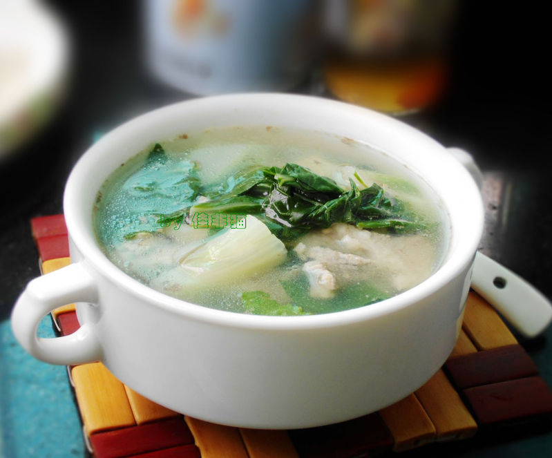 鲜美清润--奶白菜筒骨汤的做法