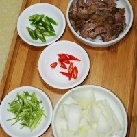 家常凉拌卤牛腱子肉的做法图解2