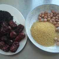 红枣黑米粥的做法图解1