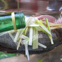 清蒸鲈鱼的做法图解2