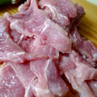 就着大蒜吃--烤牛肉的做法图解1
