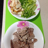 芹菜香干肉片的做法图解2