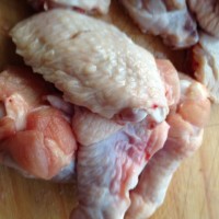 椒盐蒜香鸡翅的做法图解1