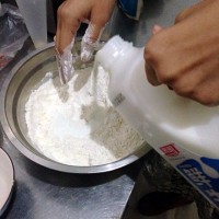 金枪鱼鲜虾披萨的做法图解2