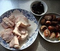 栗子炖猪蹄的做法图解1
