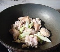 栗子炖猪蹄的做法图解3