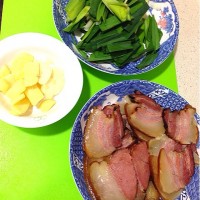 蒜苗炒腊肉的做法图解2