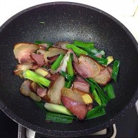 蒜苗炒腊肉的做法图解5