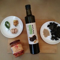 剁椒拌春耳的做法图解1