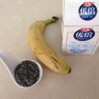 黑芝麻香蕉牛奶的做法图解1