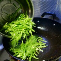 椒盐炒刀豆的做法图解2
