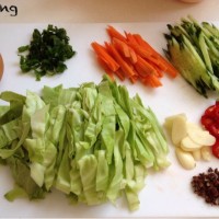 蔬菜酱油炒面的做法图解1